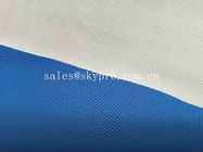 Lado liso colorido del rollo uno de la tela del neopreno grabado en relieve con el poliéster de nylon azul de Spandex