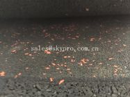 Las pavimentadoras de goma multicoloras alisan la superficie grabada en relieve, suelo de goma de la teja de la miga