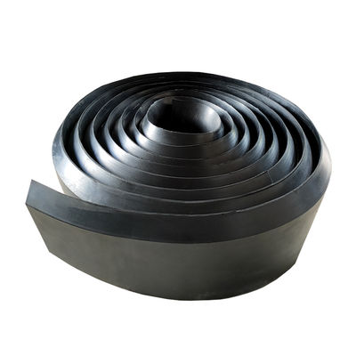 Rodapié de goma de neopreno con dureza 70 Shore A, elongación a la rotura del 300% y resistencia a la tracción de 2.5 ~ 6.0 Mpa