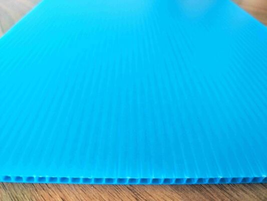 Hoja de plástico corrugado de PP reciclable e impermeable a prueba de rayos UV para embalaje industrial