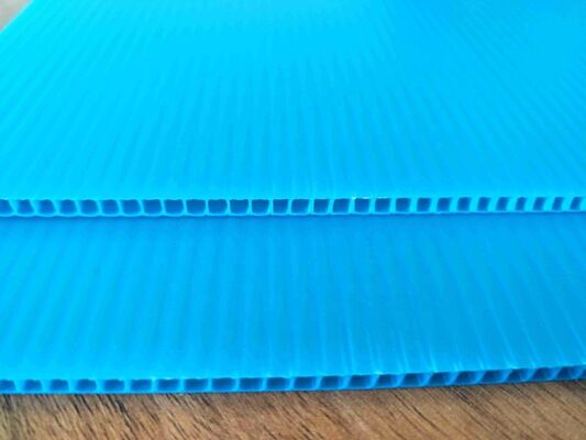 Hoja de plástico corrugado de PP reciclable e impermeable a prueba de rayos UV para embalaje industrial
